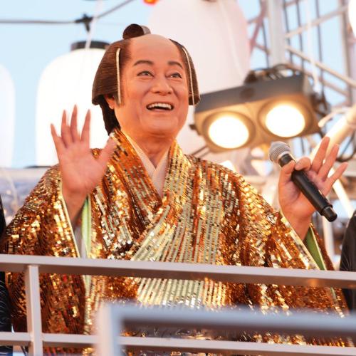 將軍大人降臨大阪萬博！松平健揪6000民眾嗨跳森巴舞