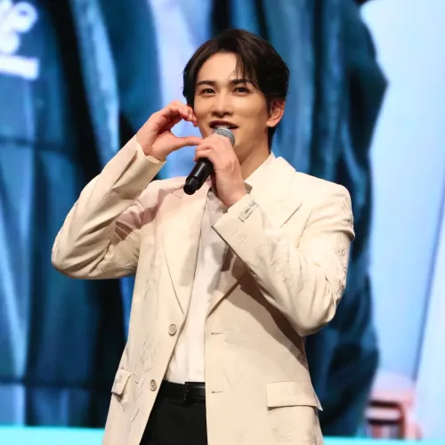 粉絲包圍下挑戰臭豆腐  町田啓太驕傲表示：「我一次吃三塊！」